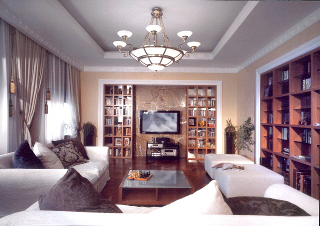 Дизайн гостиной в частном доме в классическом стиле с двумя окнами на одной стене фото
