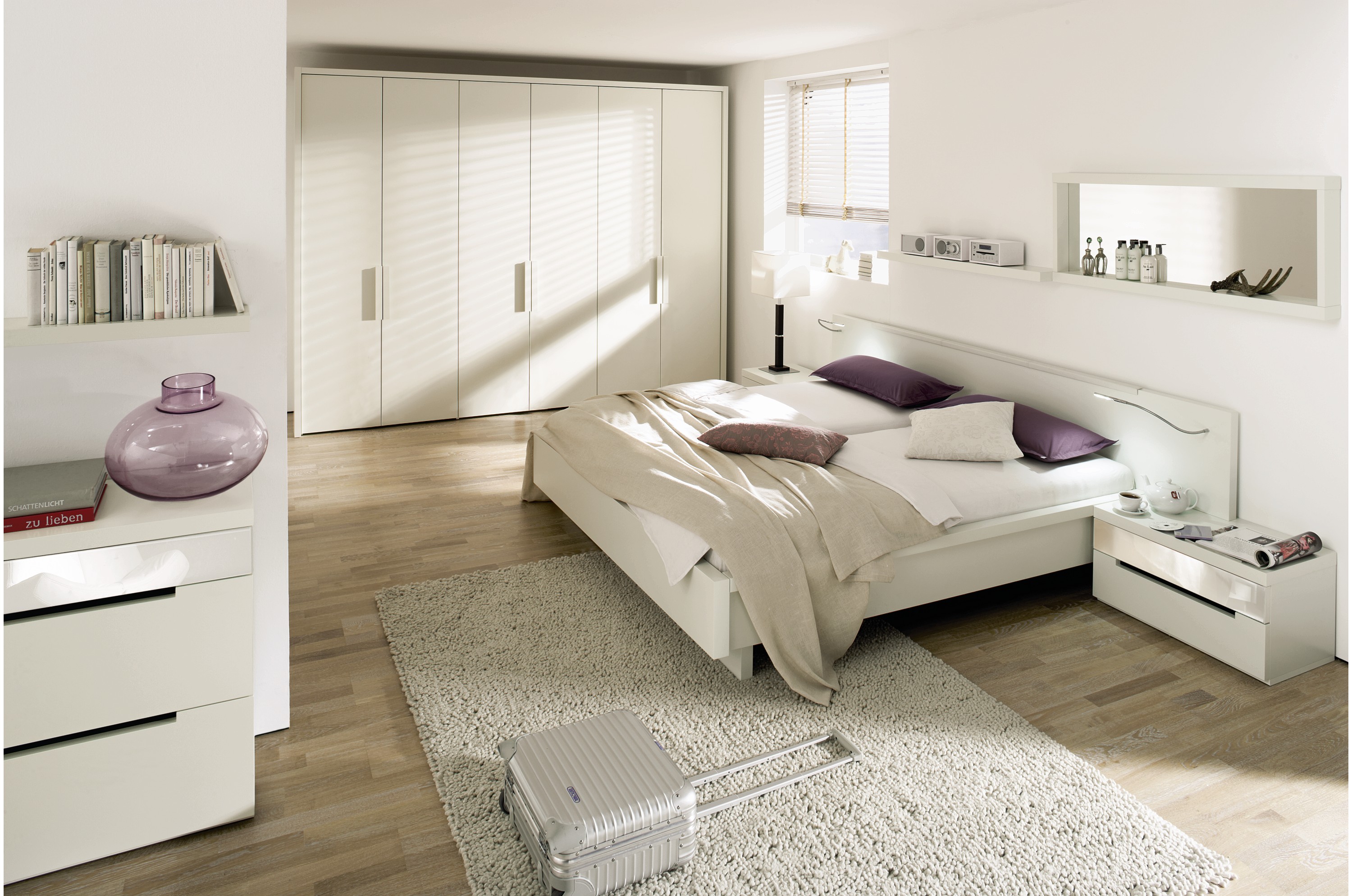 Светлая спальня с белой мебелью в современном стиле