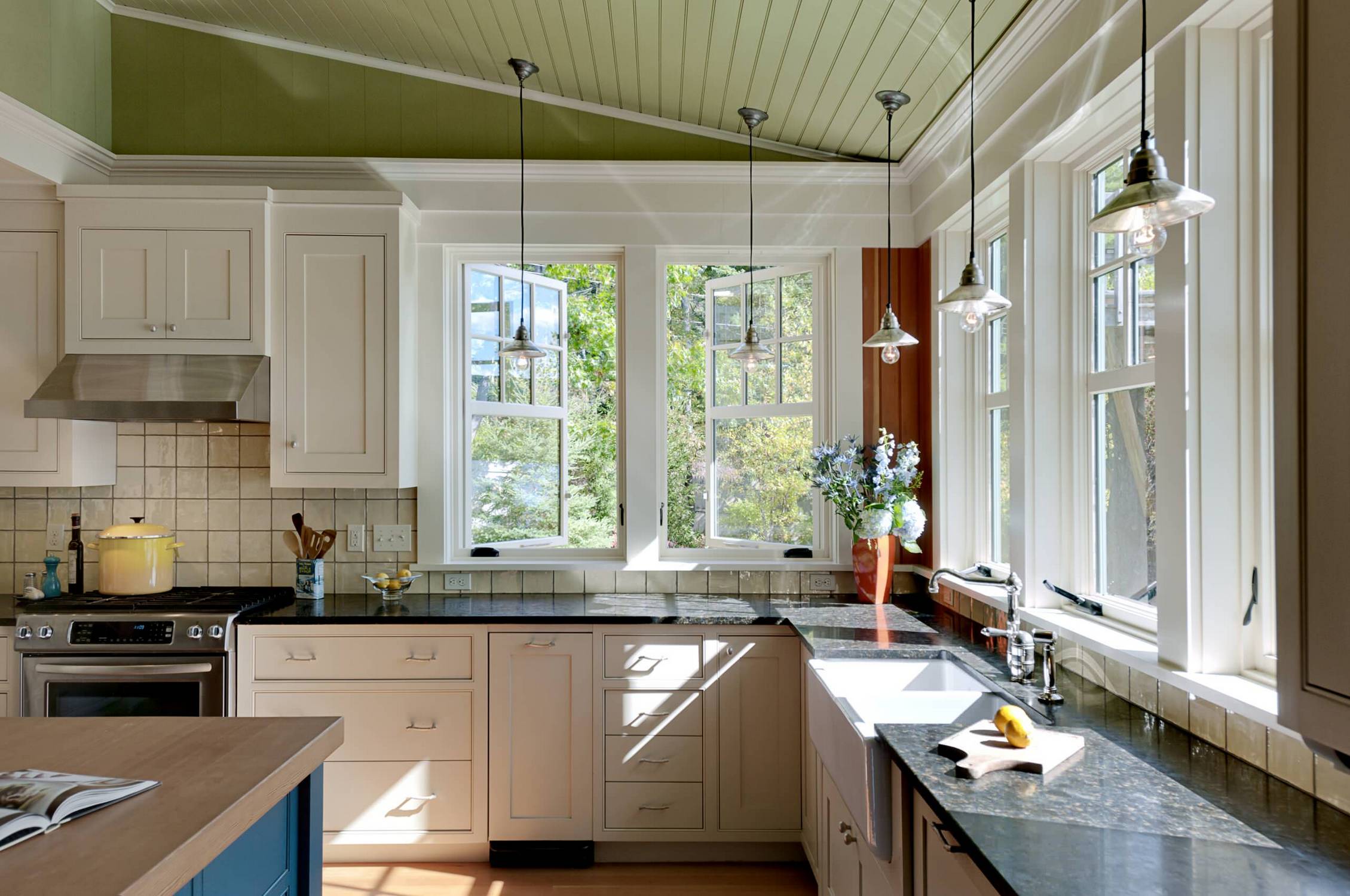 Фото кухни с большим окном в доме частном доме