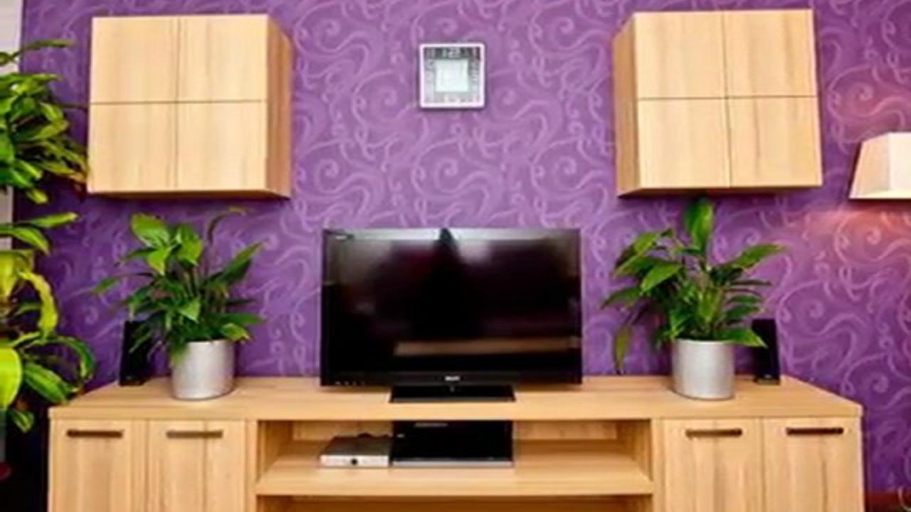 Дизайн зала с фиолетовыми обоями