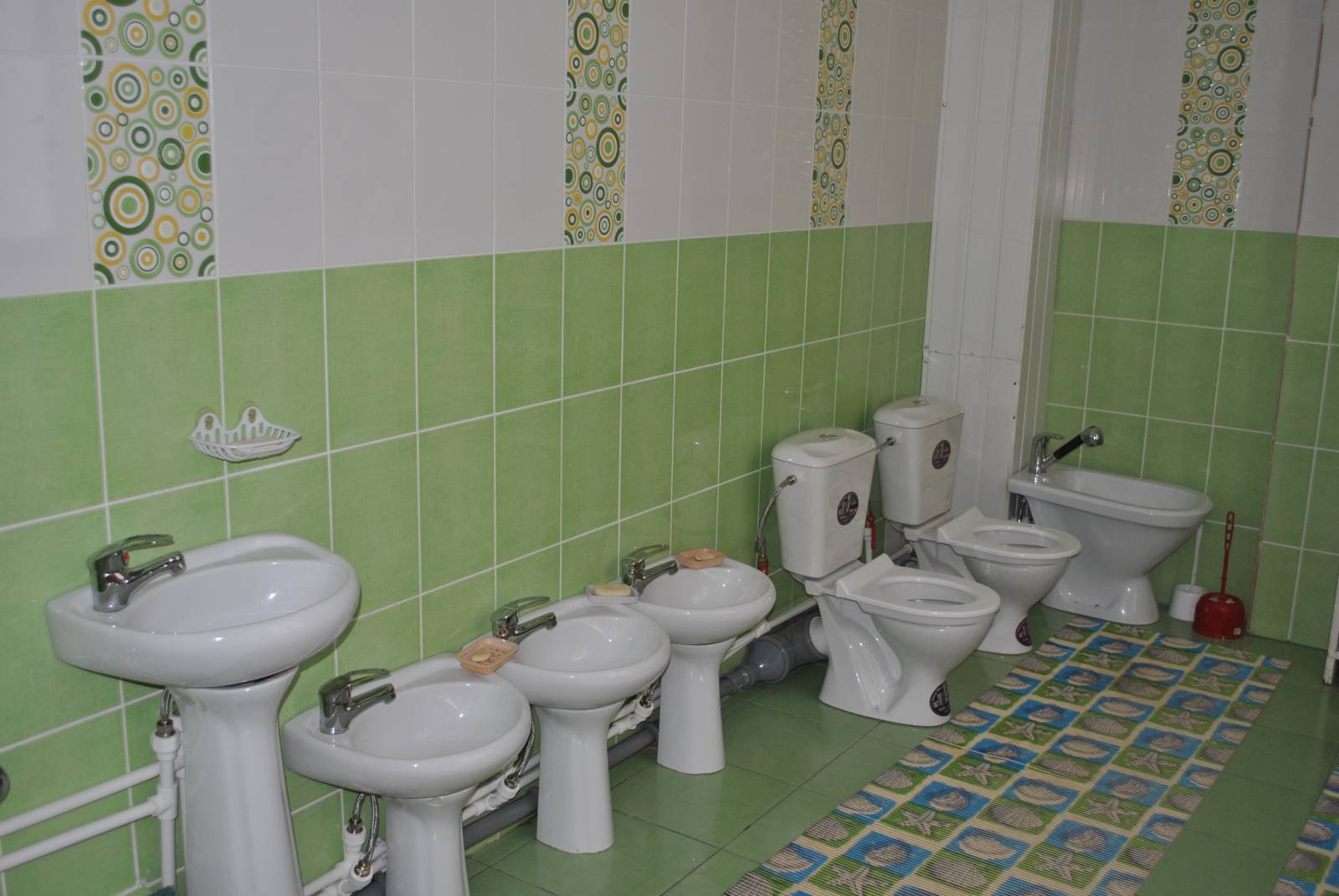 Перегородки для туалетов в детском саду – особенности и требования СанПин