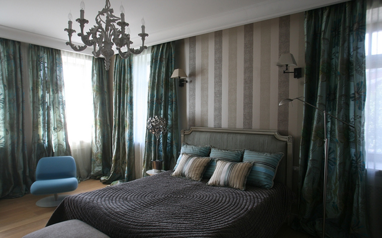 Сочетание серого и синего в интерьере спальни
