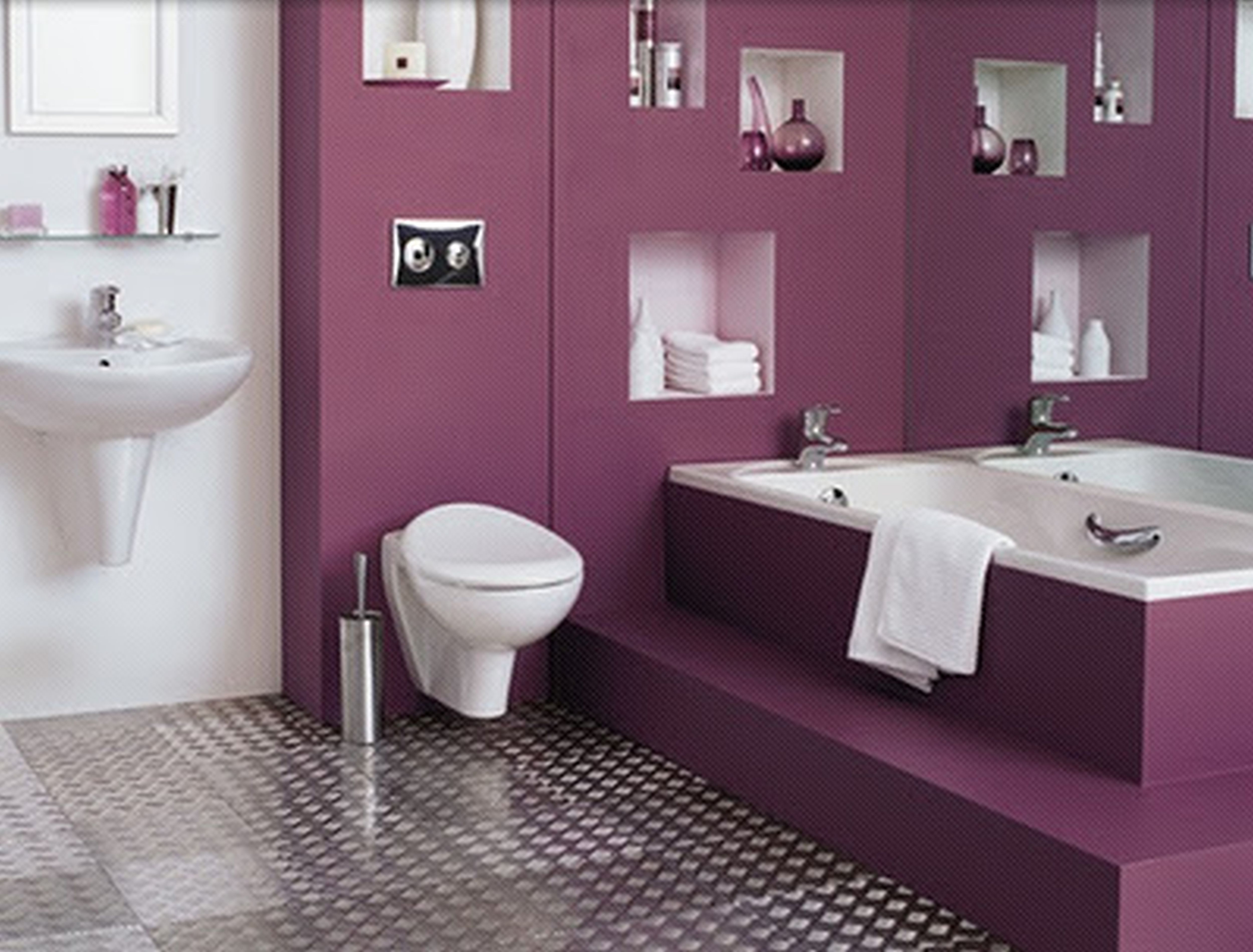 Фиолетовые стены в ванной