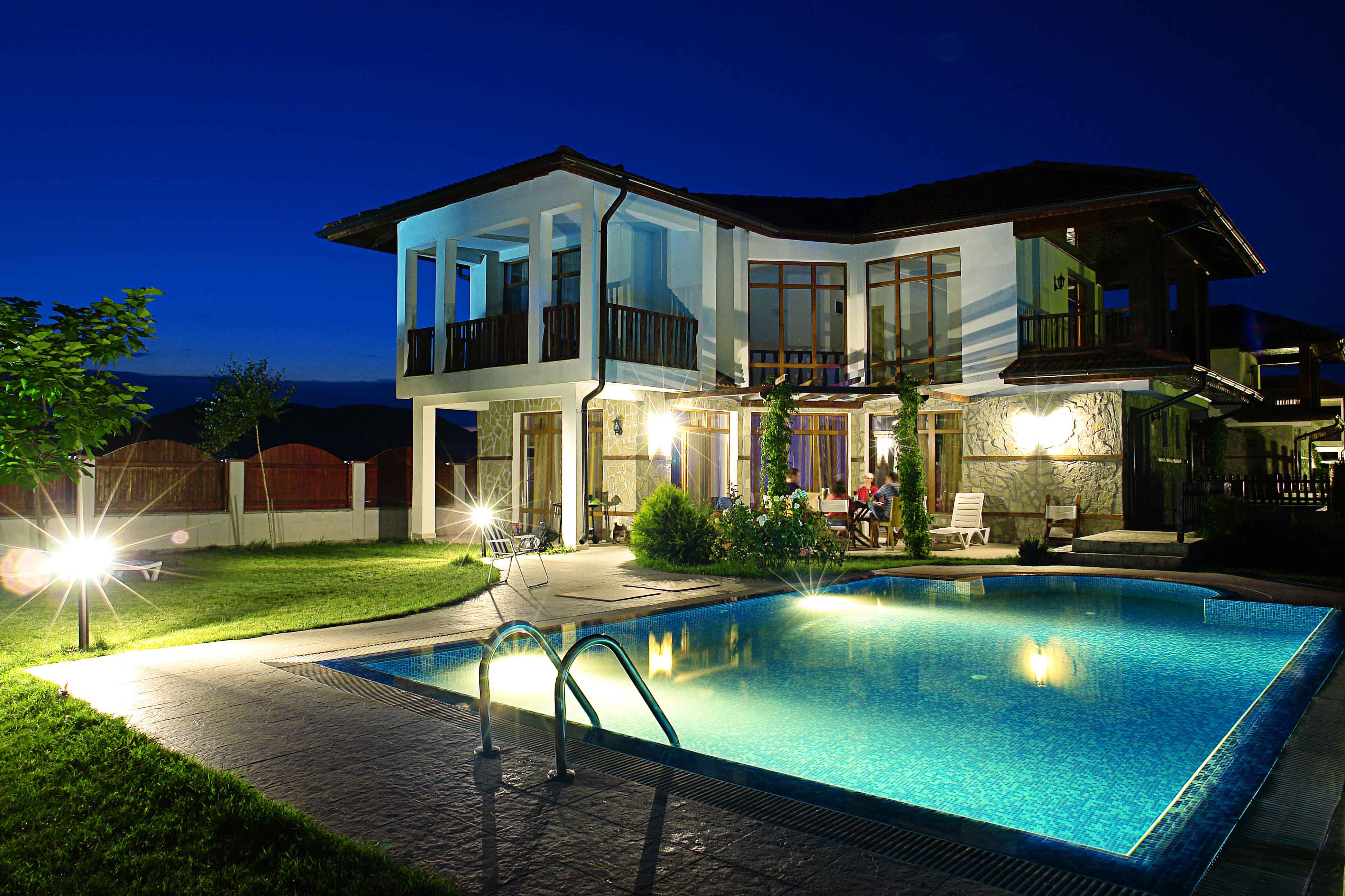 Красивый двухэтажный дом с бассейном