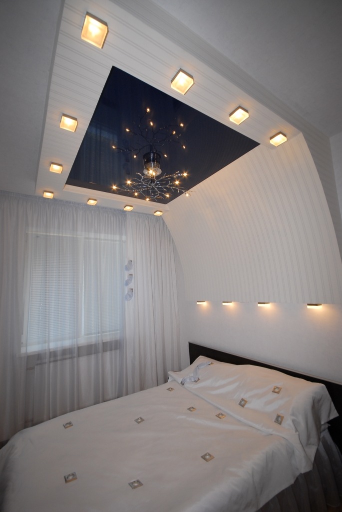 Дизайн потолка с подсветкой в маленькой комнате