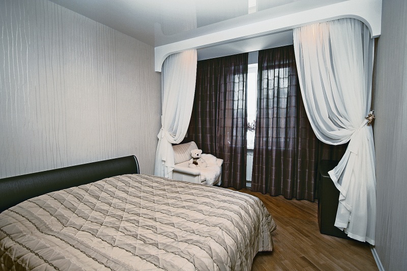 Дизайн спальни с бежевыми шторами