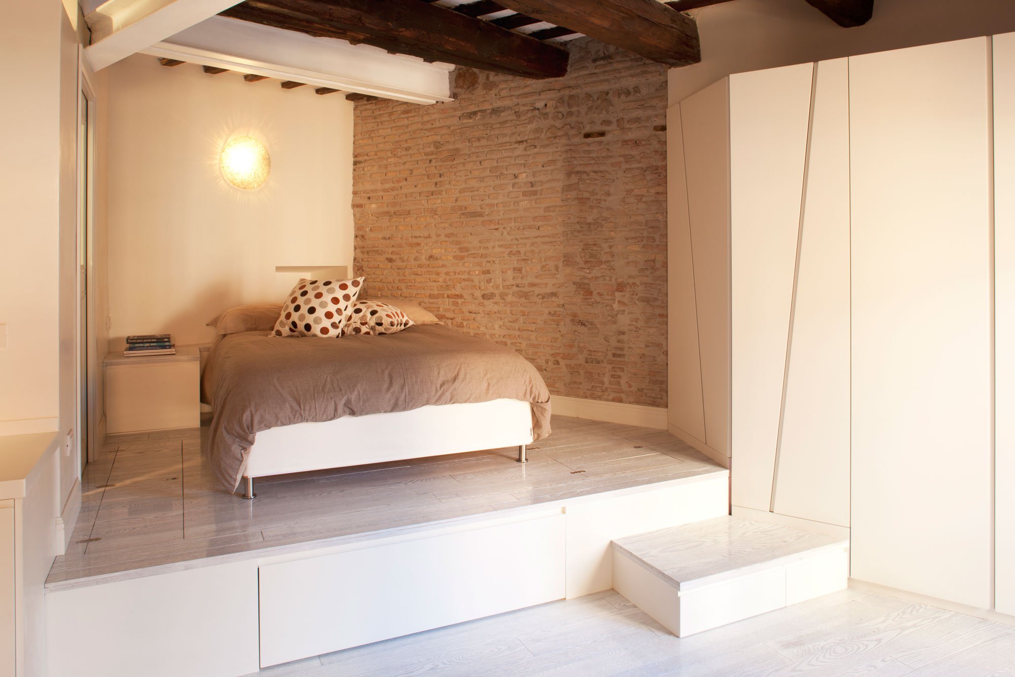 кровати подиумы в интерьере маленькой квартиры