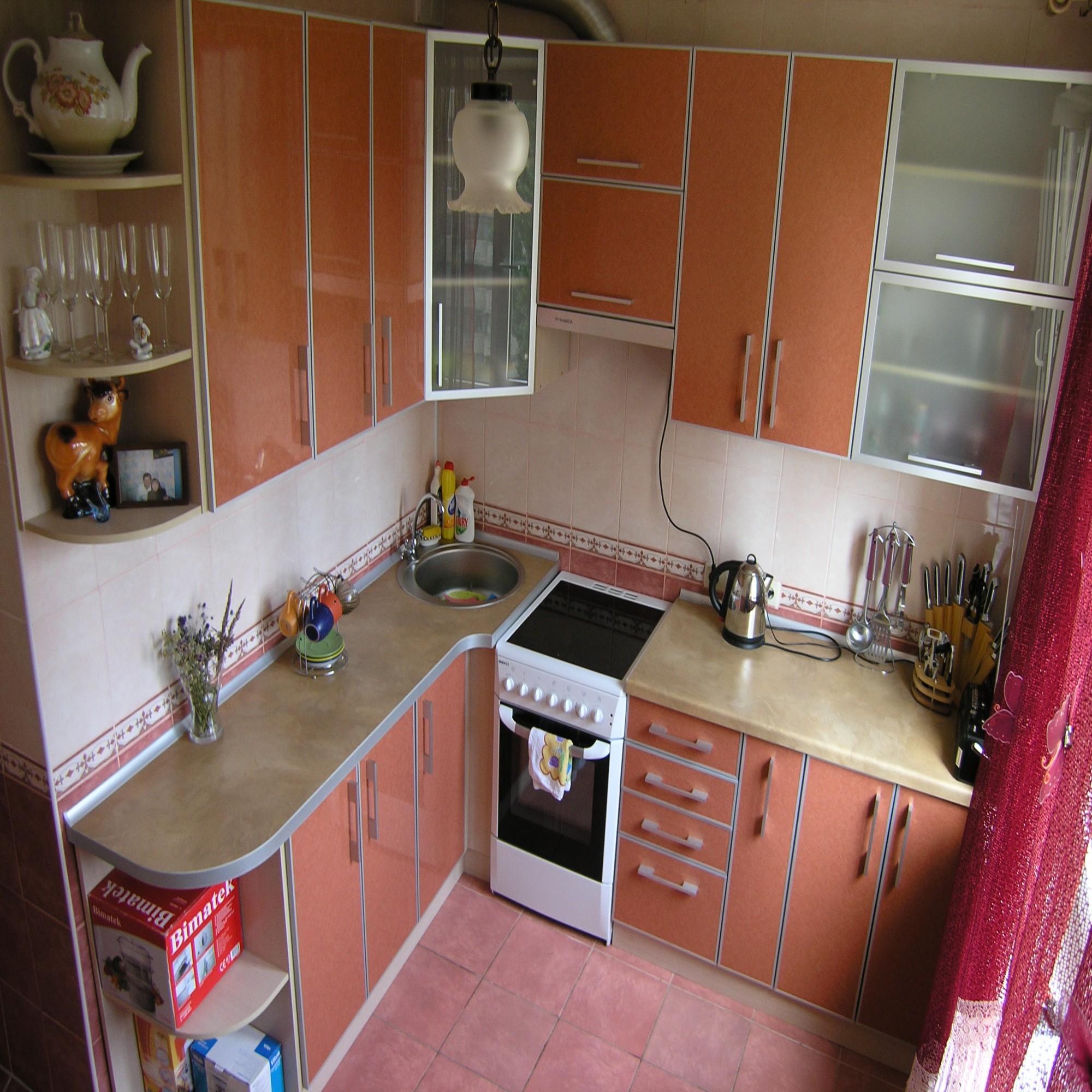 Дизайн кухни с персиковыми стенами