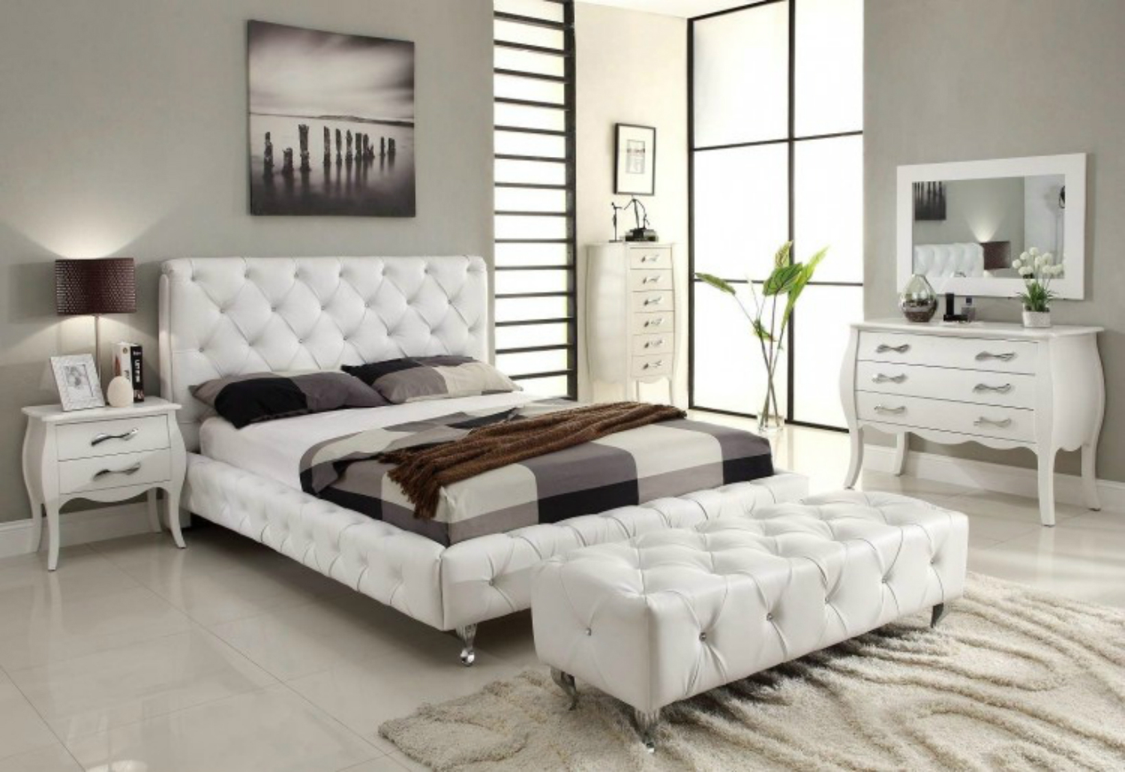 спальня с белым шкафом и белой кроватью