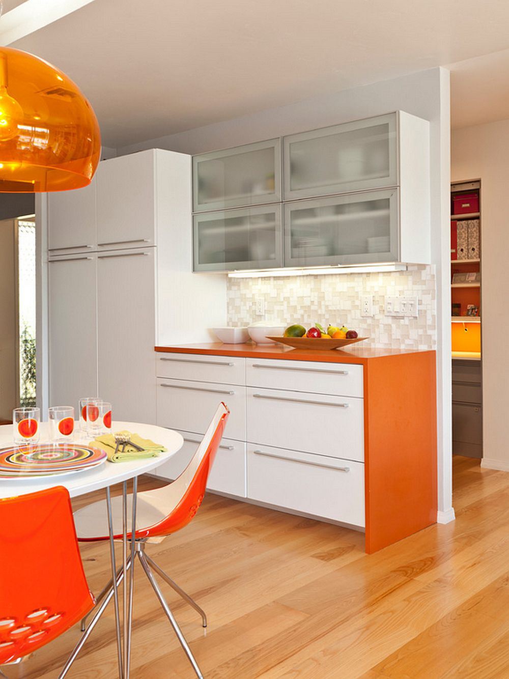 серо оранжевый интерьер кухни