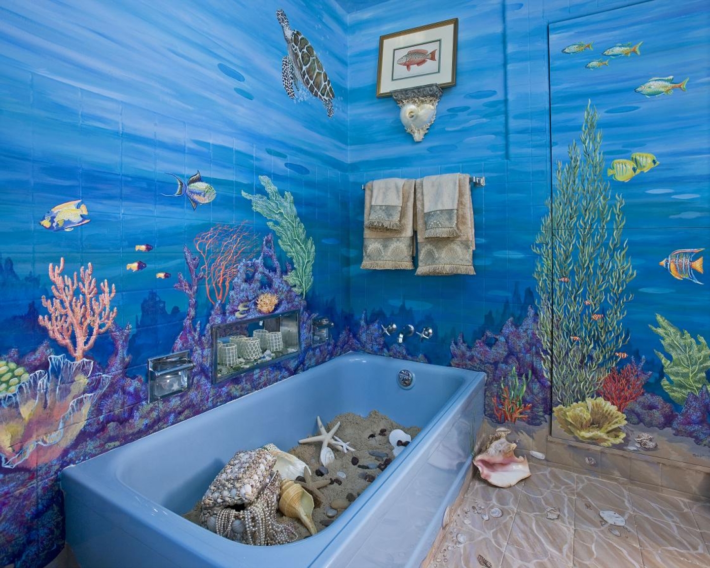Чем можно обклеить ванну. Ванная в морском стиле. Роспись стен морская тематика. Роспись стен в ванной комнате. Декорация ванной комнаты.