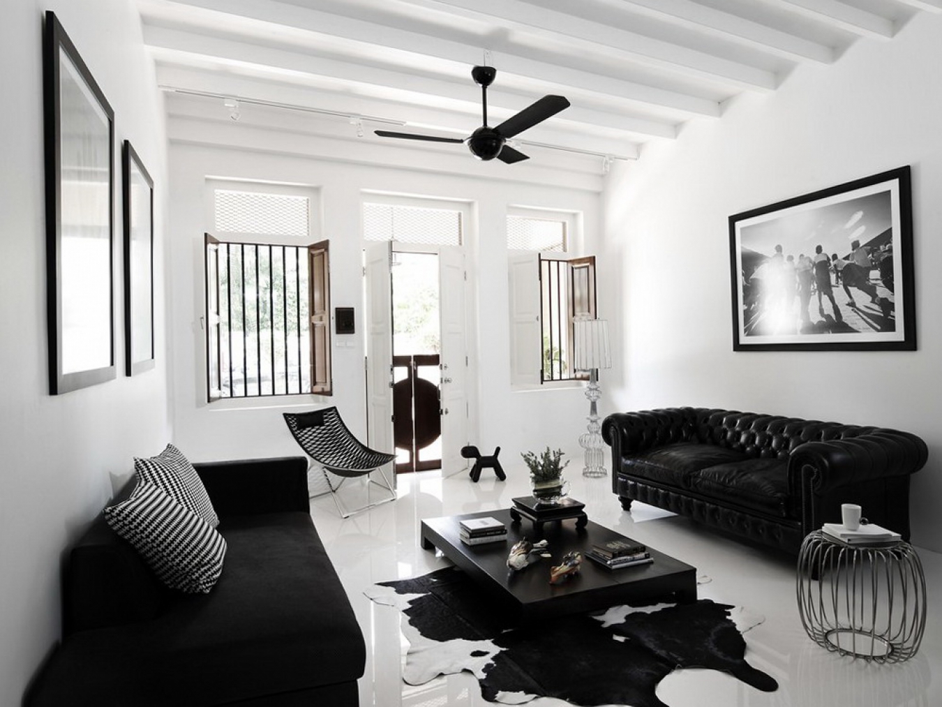 Черно-белый диван в интерьере гостиной фото