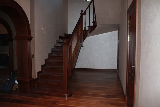 Интерьер коридора с лестницей на второй этаж