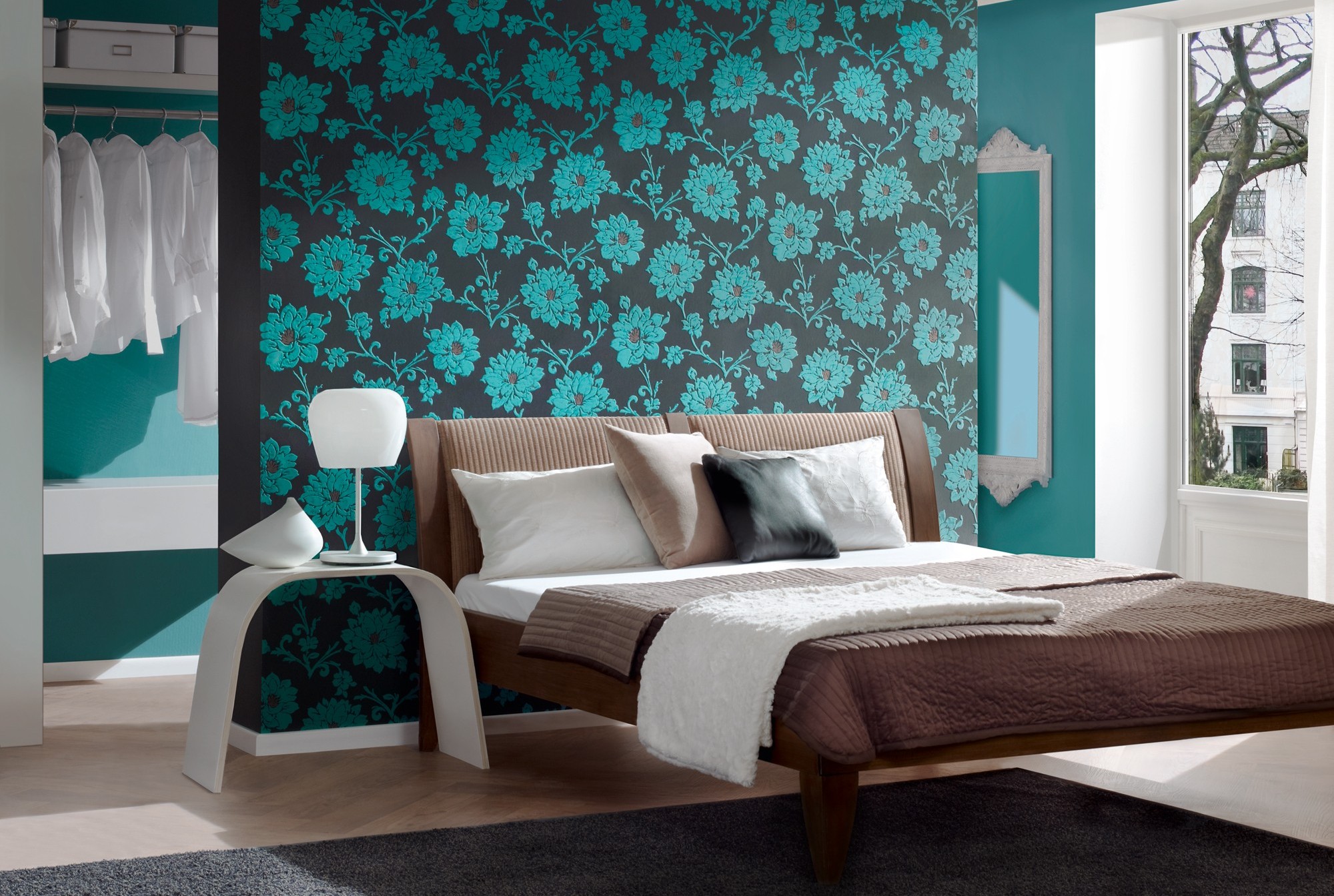 Дизайн спальни с цветочными обоями над кроватью
