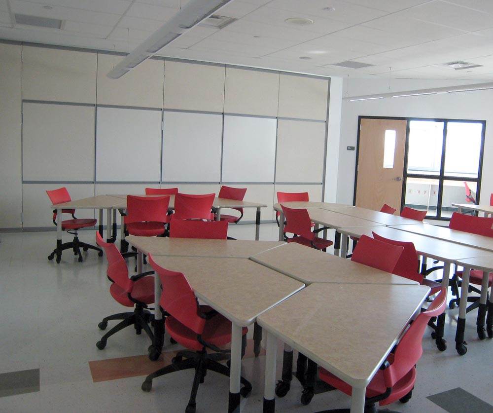Мебель в кабинет школы. Столы для учебного класса. Столы для учебных аудиторий. Современная мебель для учебных аудиторий. Интерьер учебного класса.