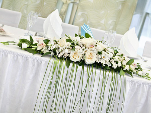 Свадебные композиции из цветов на стол молодоженов фото