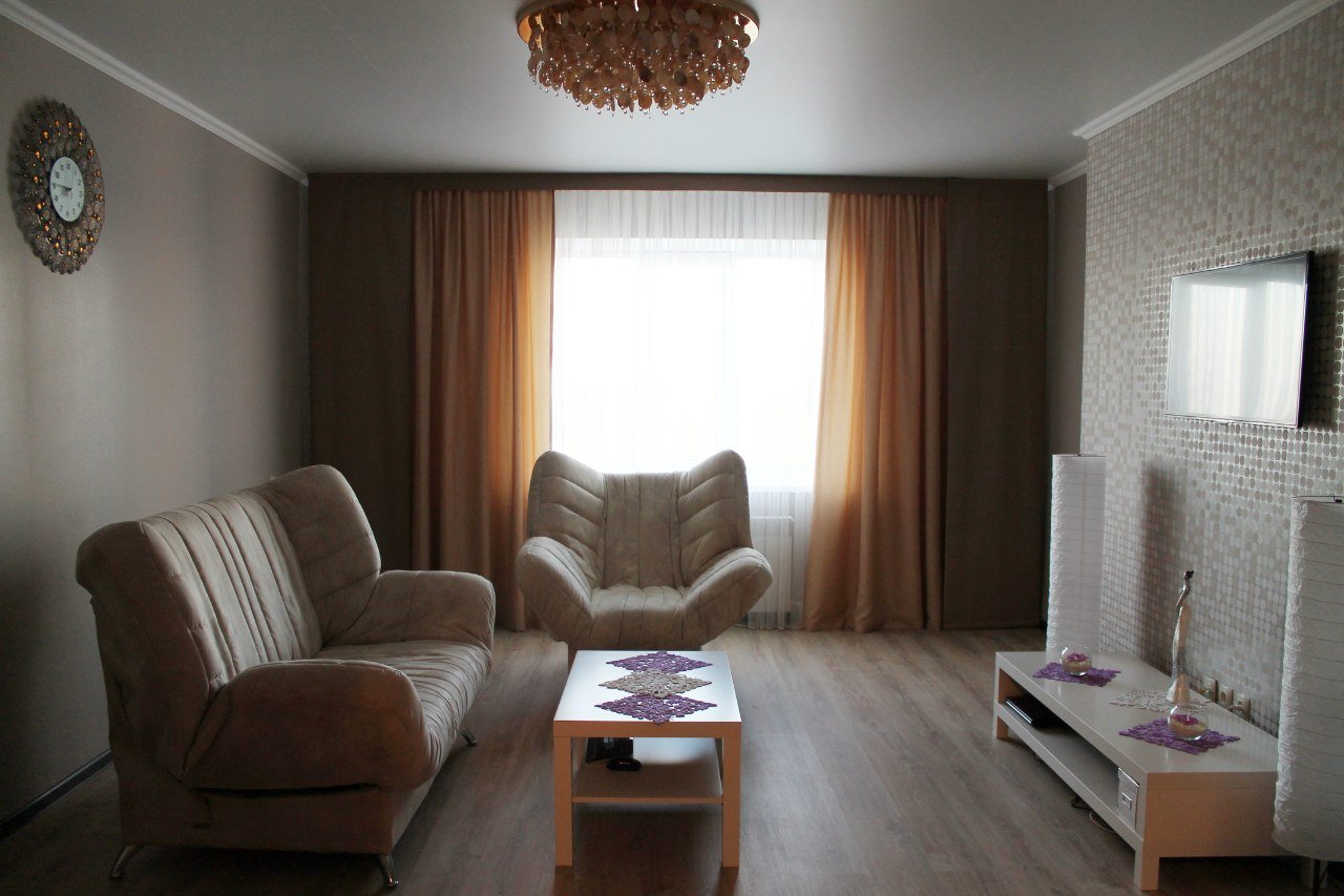 Небольшая гостиная с диваном и креслом