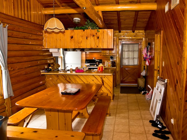 Интерьер кухни маленькой в частном доме в современном стиле