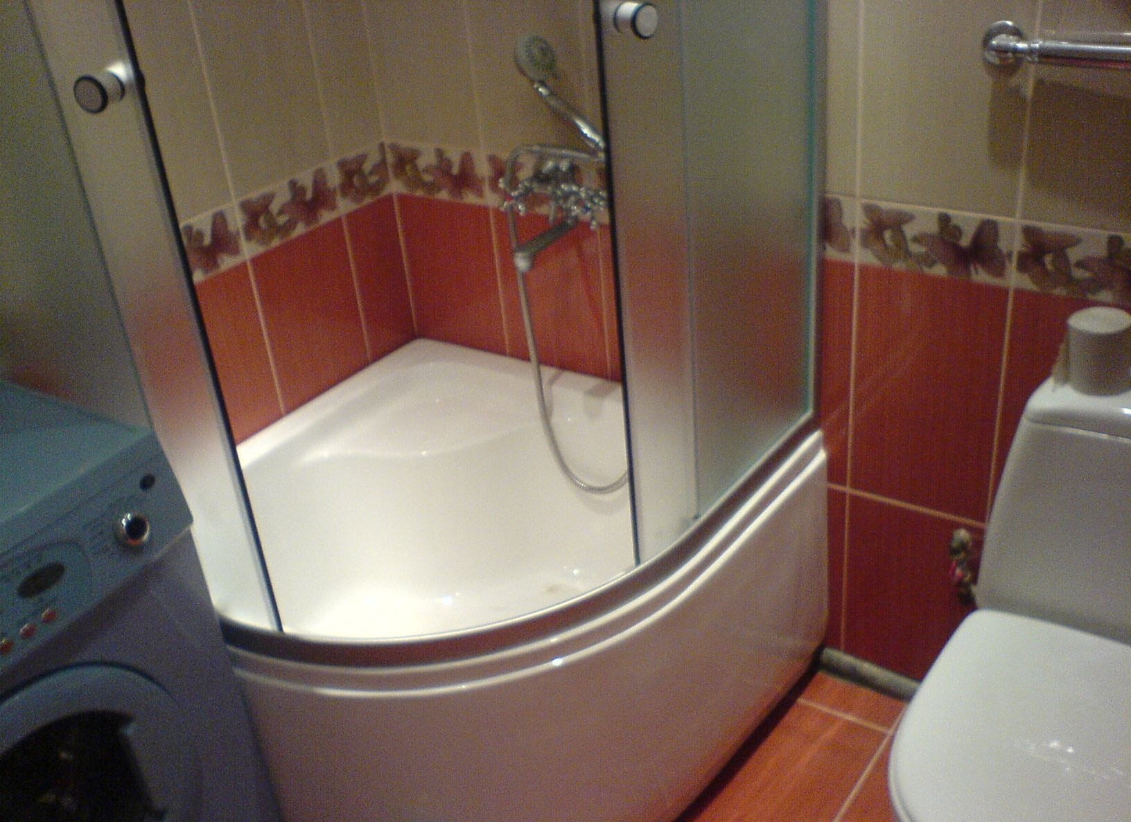 Дизайн ванной комнаты с душевой перегородкой из стекла и стиральной машиной с унитазом и раковиной