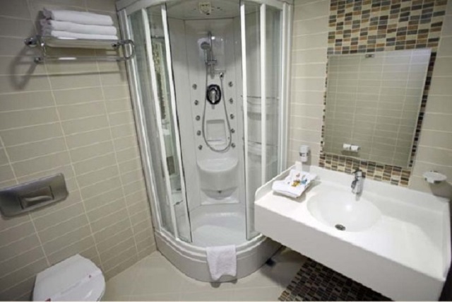 Ванная комната с душем без кабины дизайн фото со шторкой