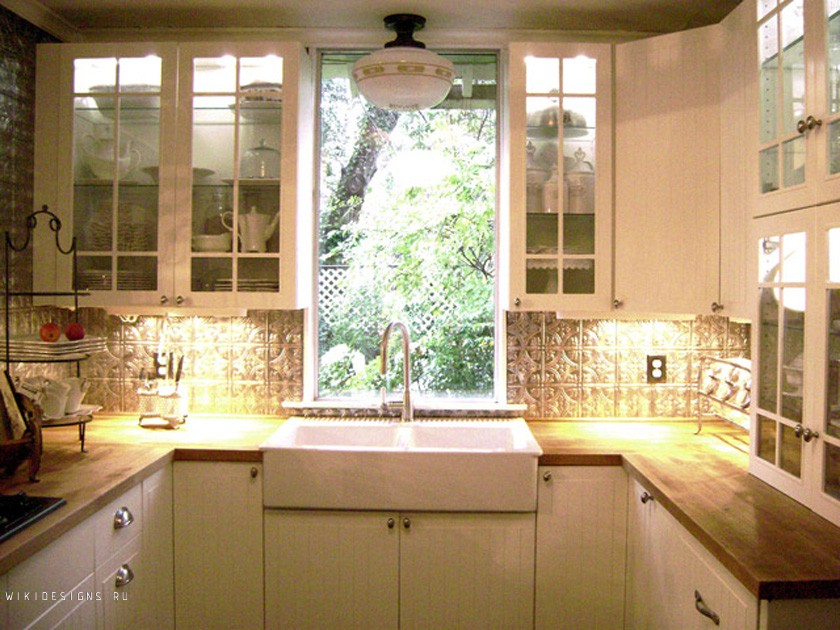 Угловая кухня с двумя окнами