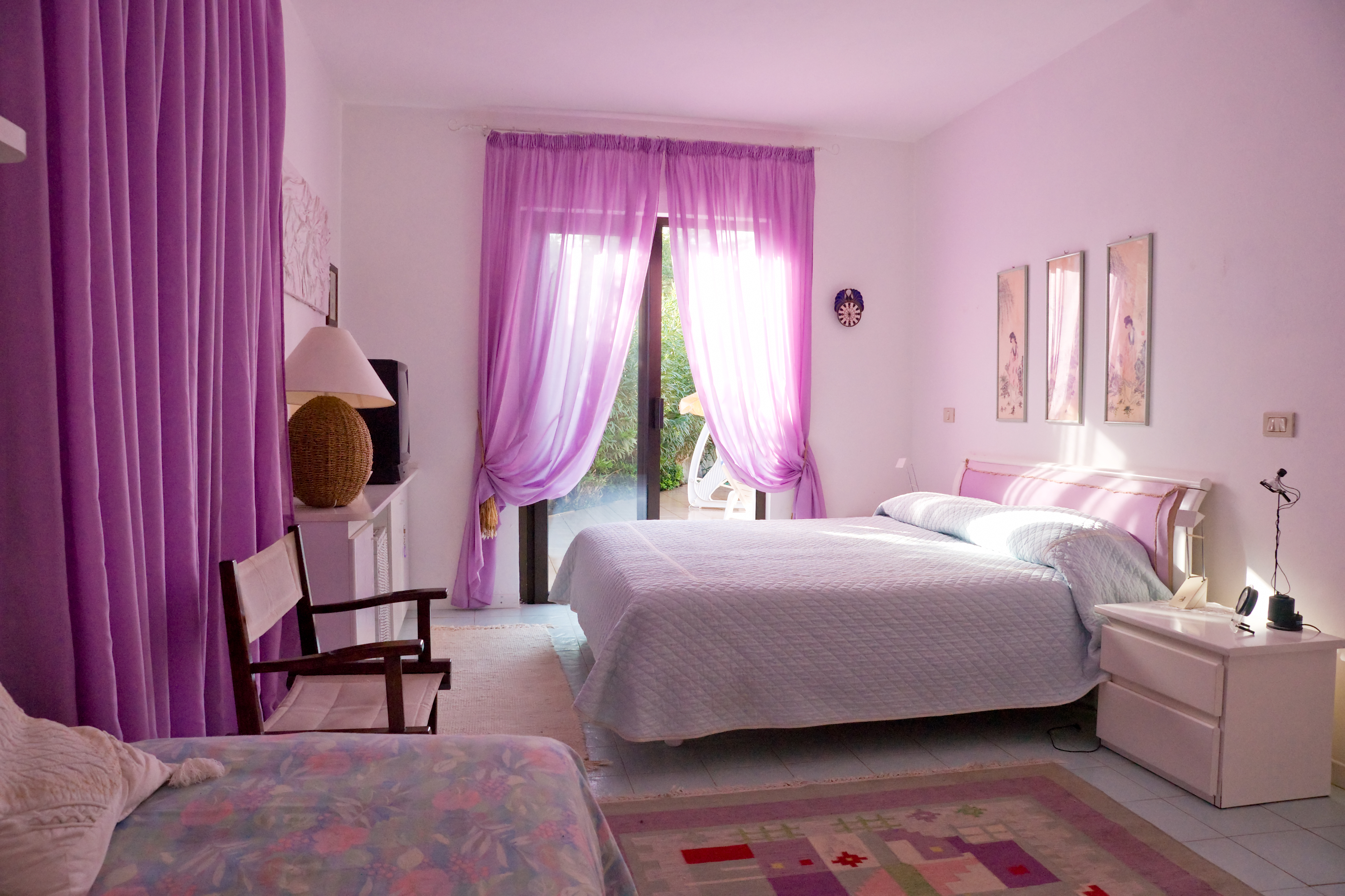 Какие шторы розовым обоям. Комната с сиреневыми стенами. Спальня в сиреневом цвете. Спальня в розовых тонах. Спальня в лавандовых тонах.