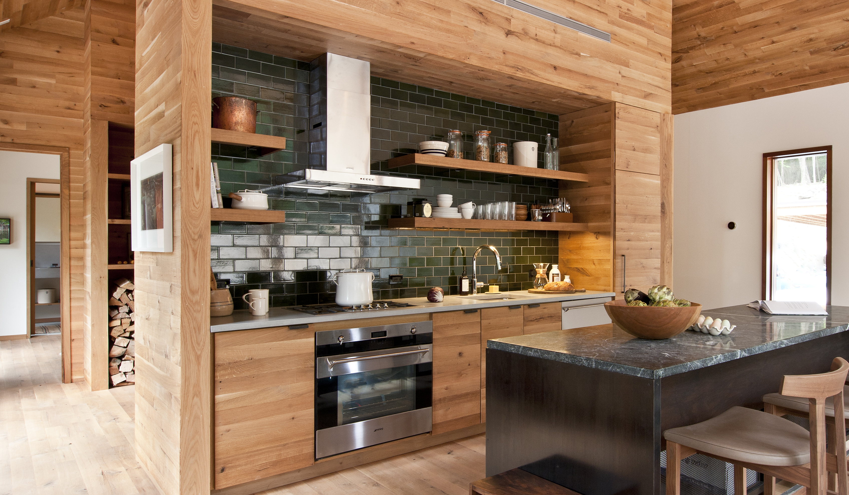 Кухни хорошие деревянные. Кухня в деревянном доме. Отделка кухни под дерево. Деревянная кухня в интерьере. Деревянная стена на кухне.