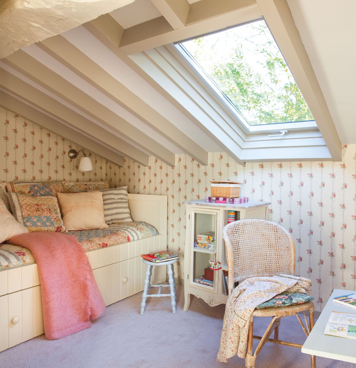 Дизайн маленькой спальни на мансарде » Картинки и фотографии дизайна .