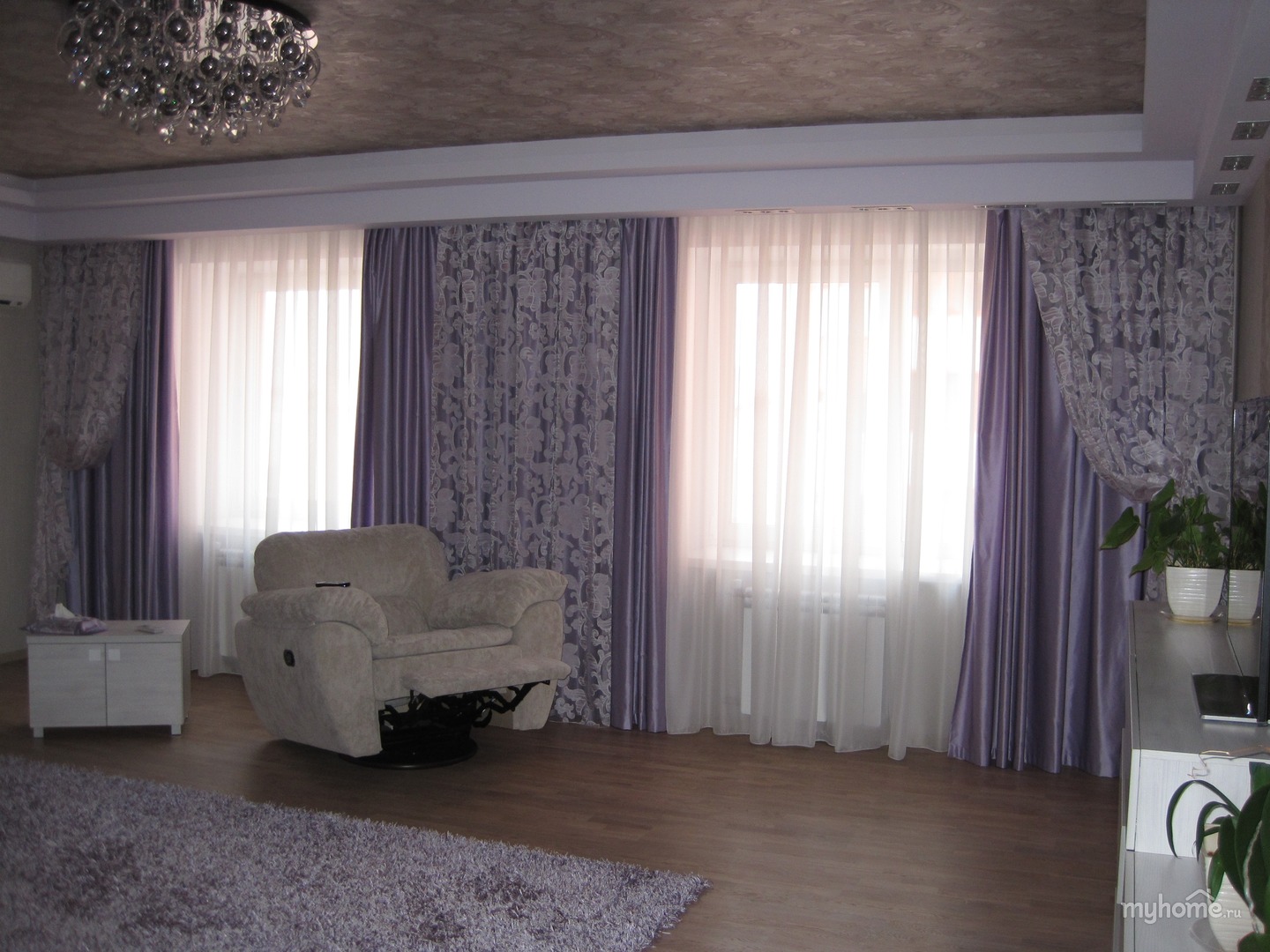 интерьер зала в доме с двумя окнами на одной стене