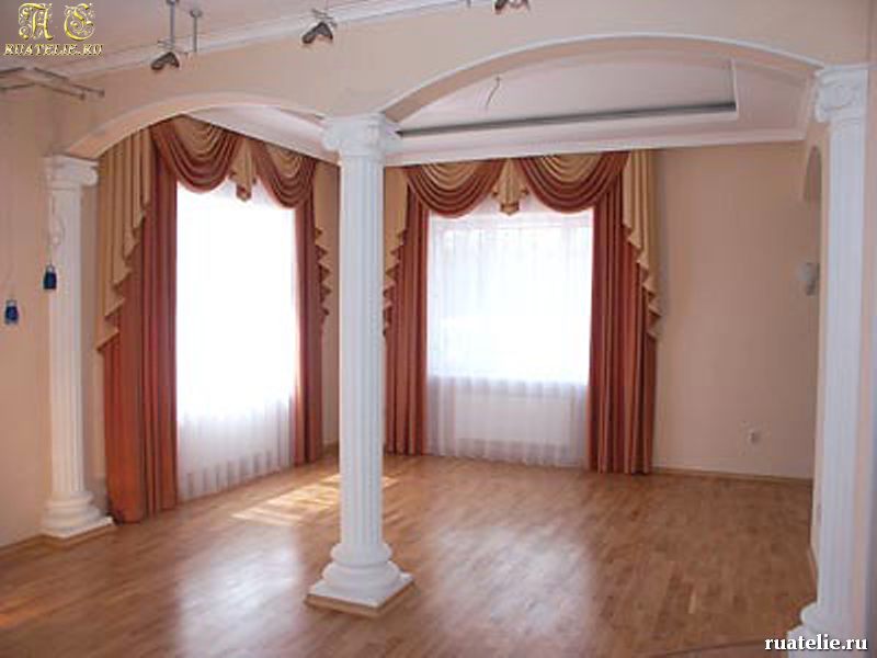 Дизайн штор для зала с двумя окнами на одной стене современный без ламбрекена