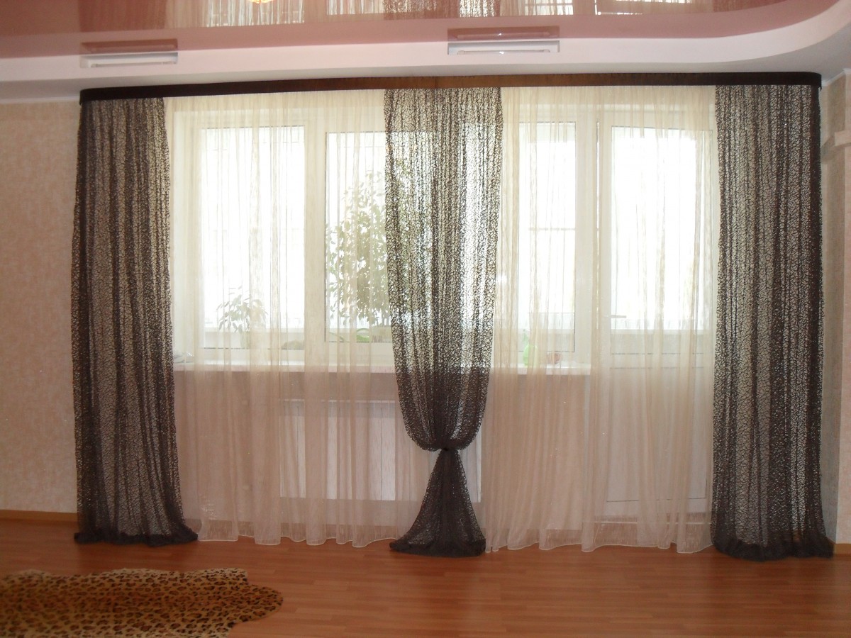 Дизайн штор в угловой комнате с двумя окнами