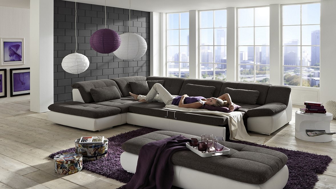 Дизайн комнаты с кожаным диваном