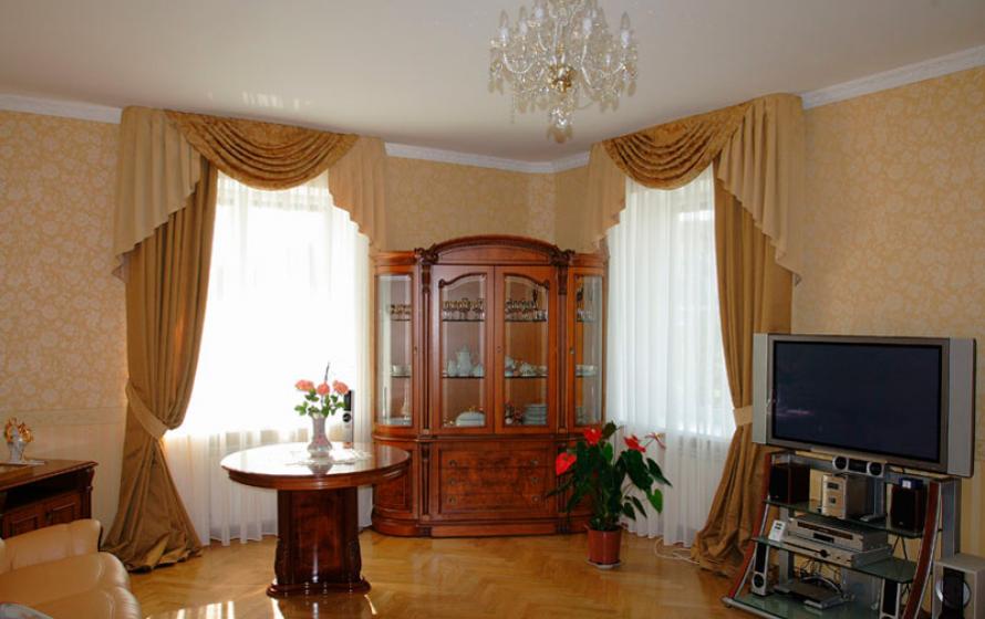 Интерьер зала в частном доме с двумя окнами фото