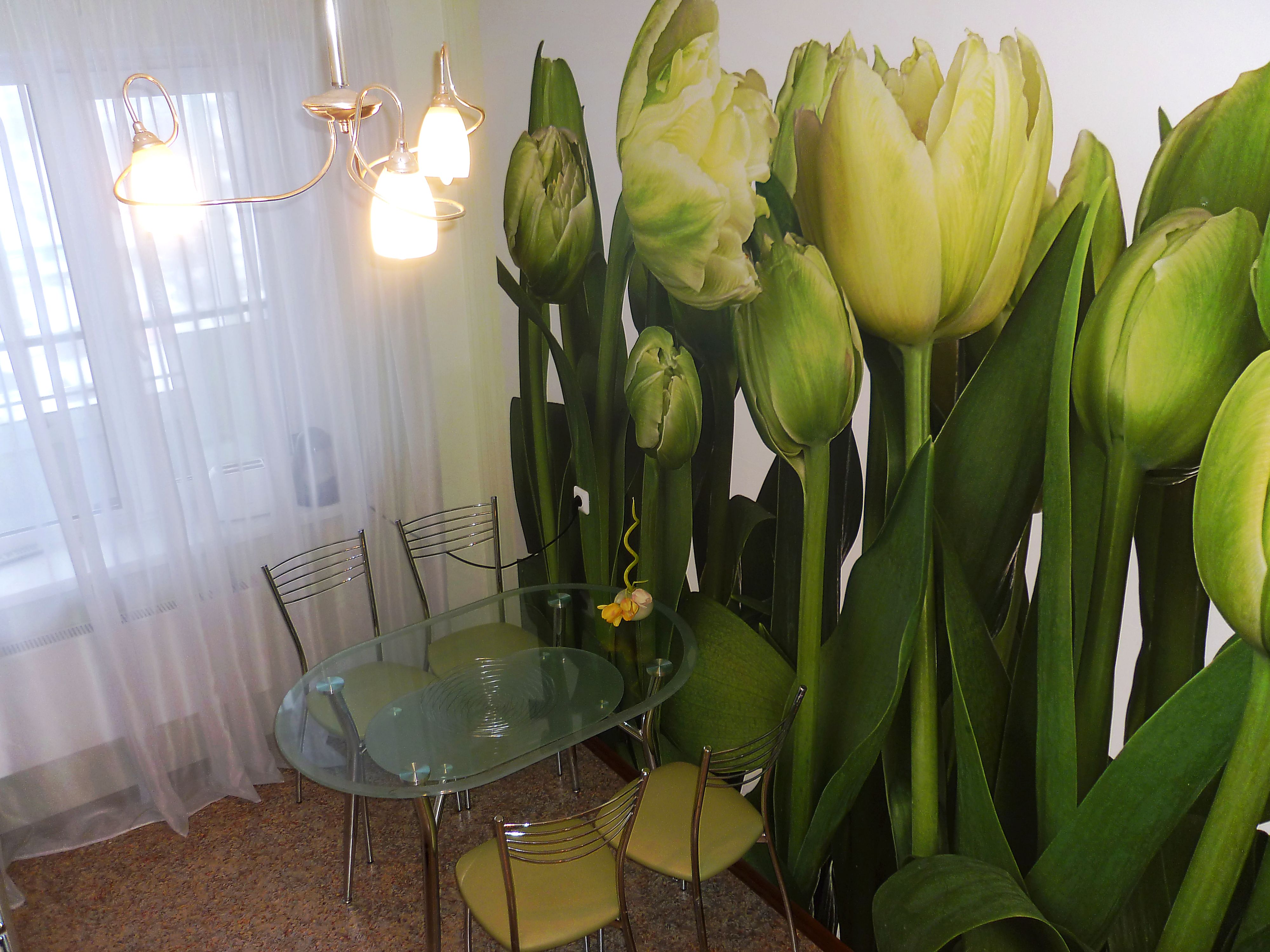 Тюльпаны в интерьере. Фотообои тюльпаны на кухне. Фотообои тюльпаны зеленые на кухне. Фотообои тюльпаны в интерьере.