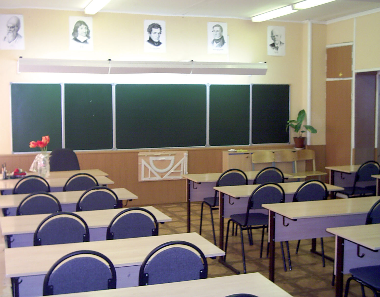 Фото школьного кабинета с партами