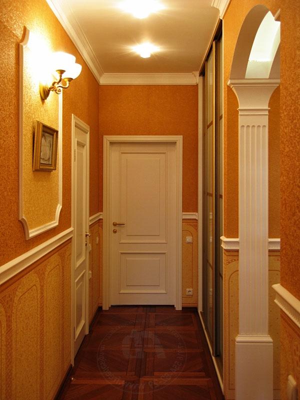Интерьер небольшого коридора в частном доме