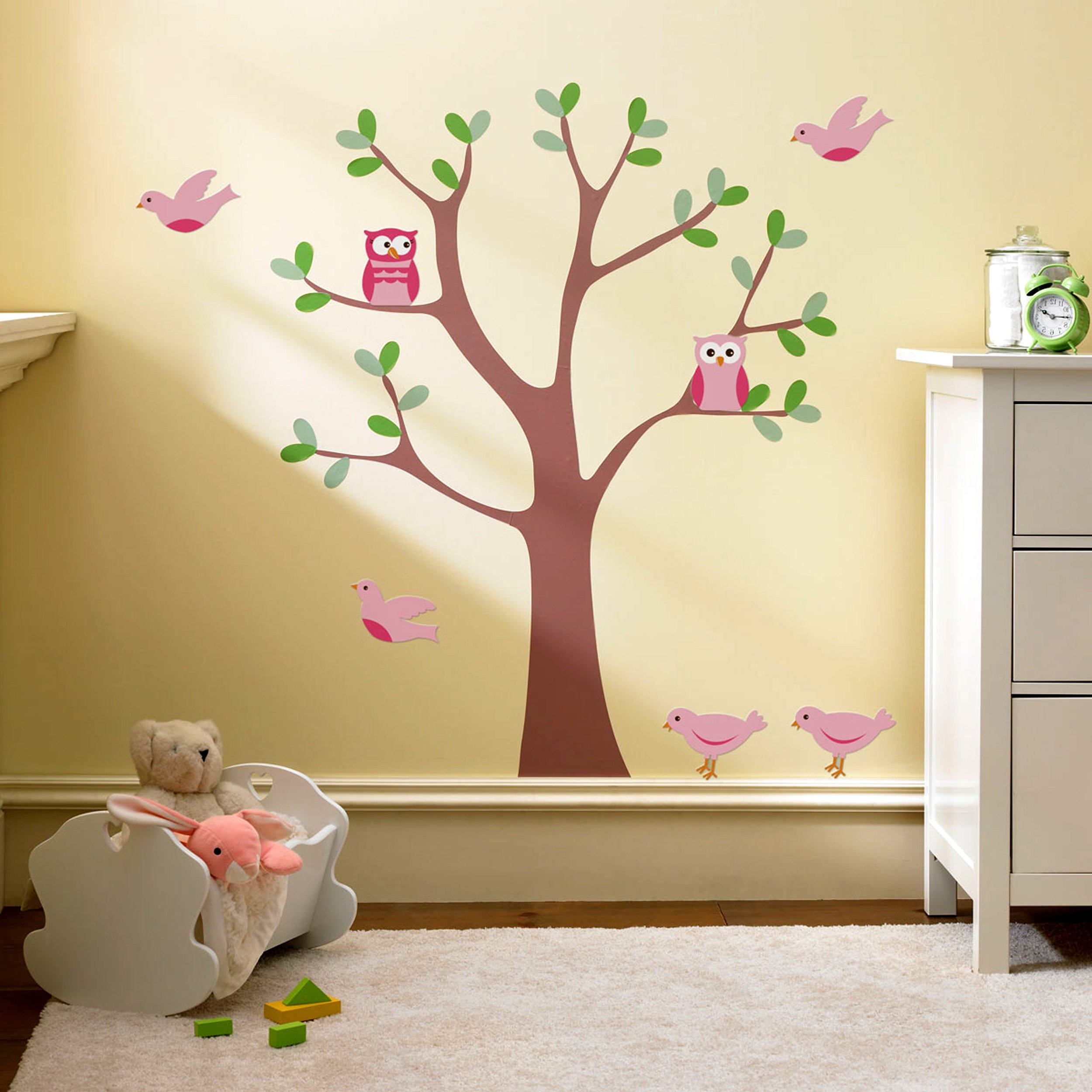 Дерево в детской комнате на стене