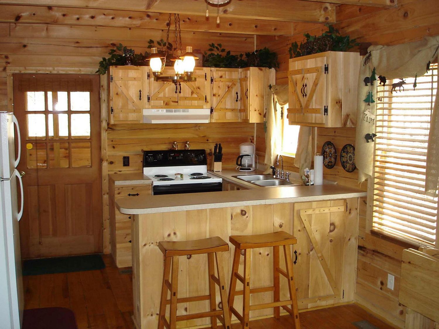 Угловая кухня в деревянном доме