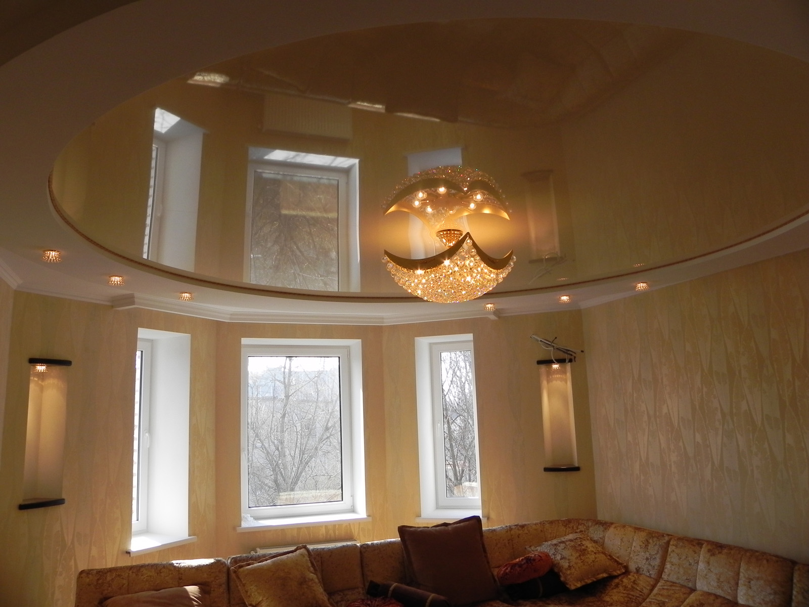 Двухуровневые натяжные потолки в гостиную фото