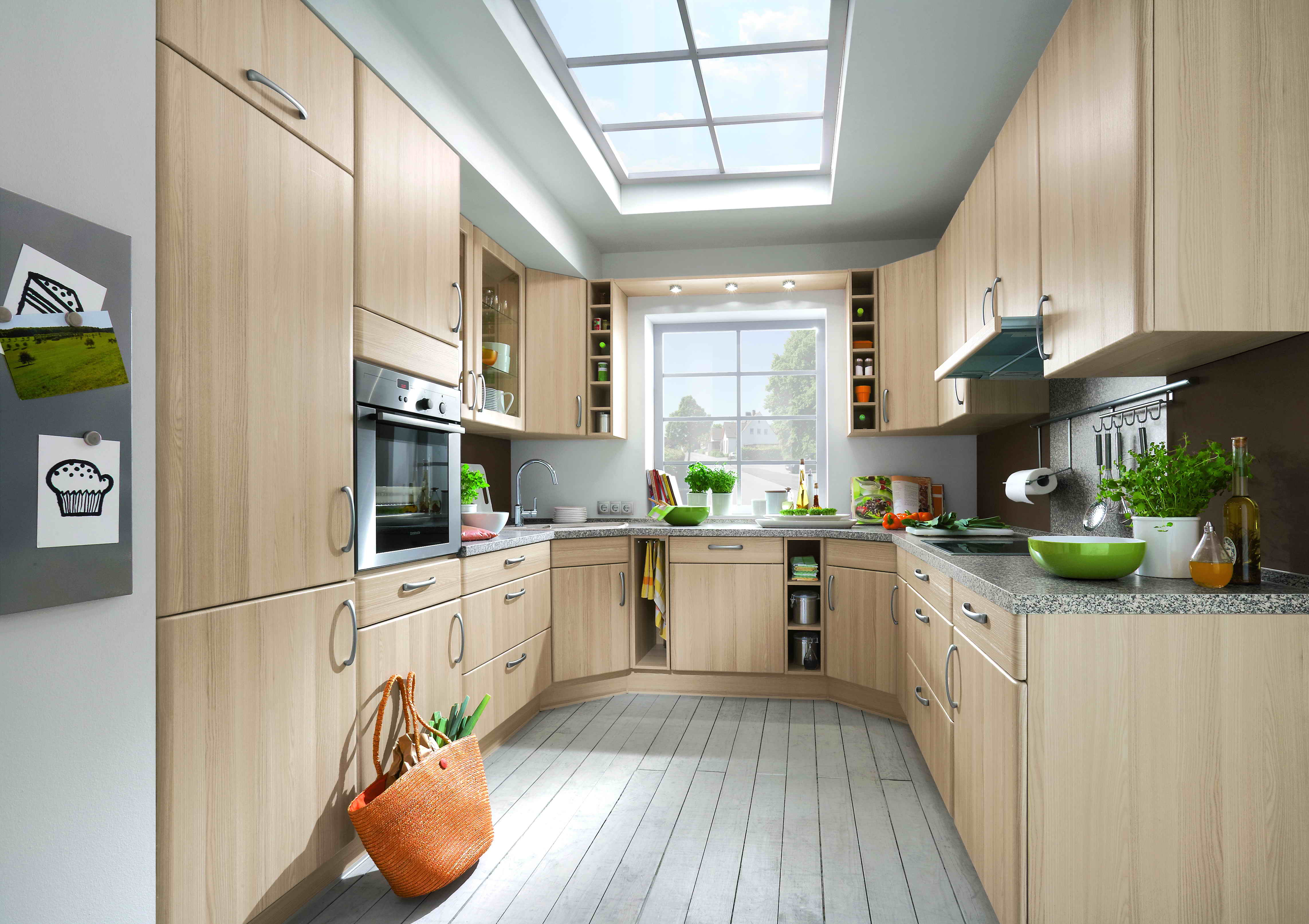 Дизайн кухни в частном доме с окном и с печкой