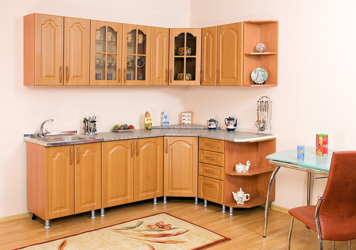 Кухонный гарнитур со встроенным столом для маленькой кухни