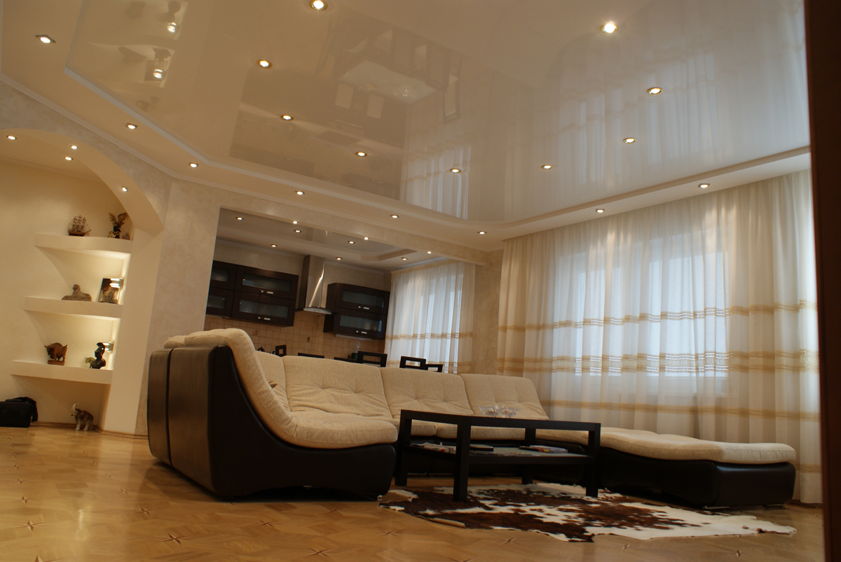 Дизайн зала с подвесными потолками