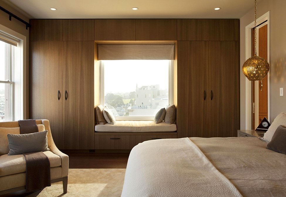 Дизайн гостиной комнаты с двумя окнами