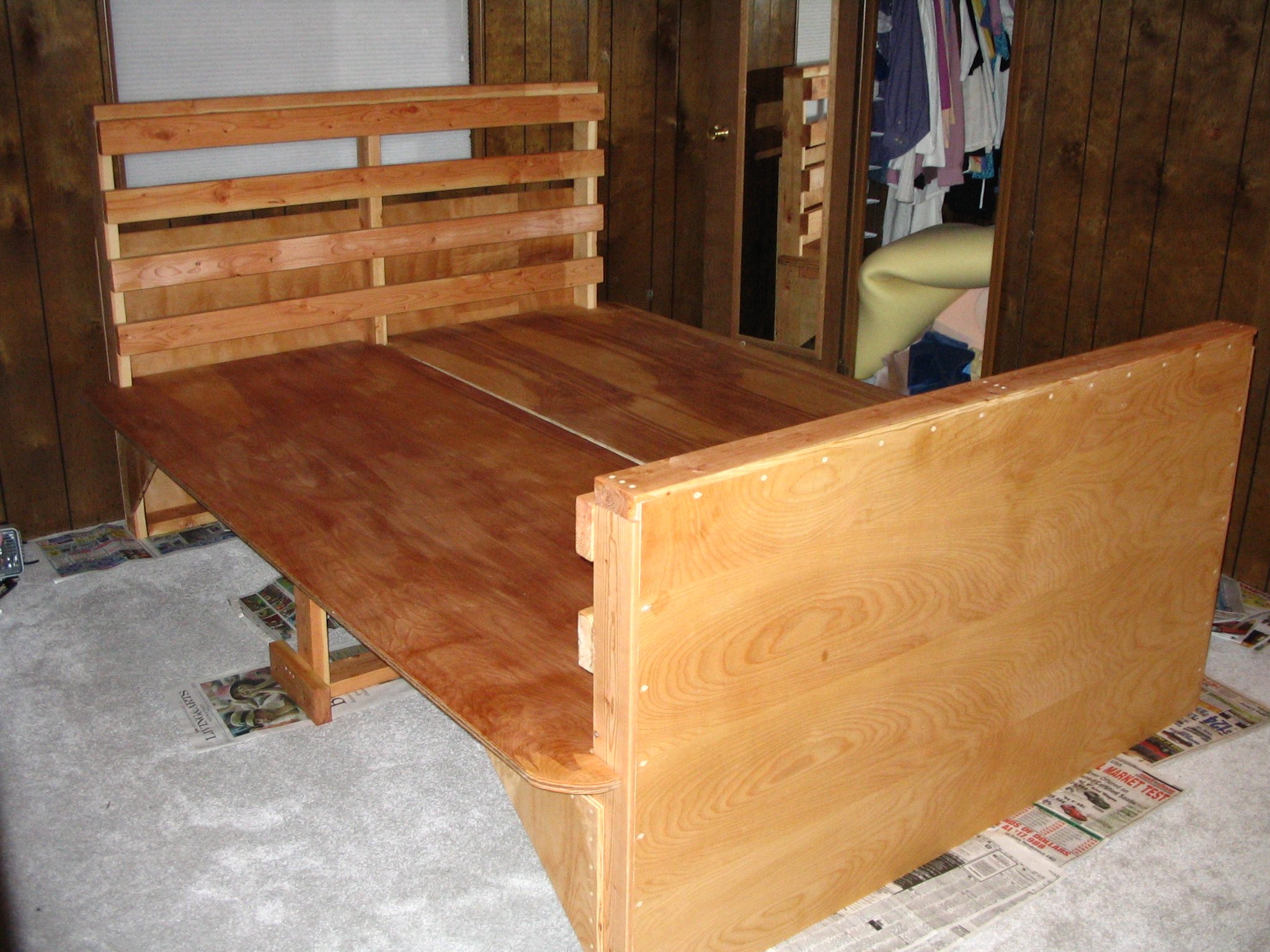 Сломанные деревянные кровати