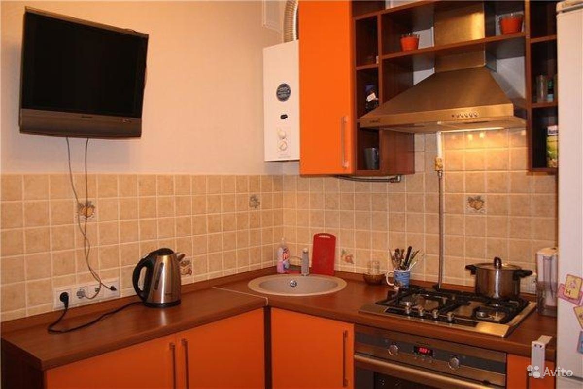 Маленькая кухня в хрущевке с газовой колонкой и холодильником дизайн фото