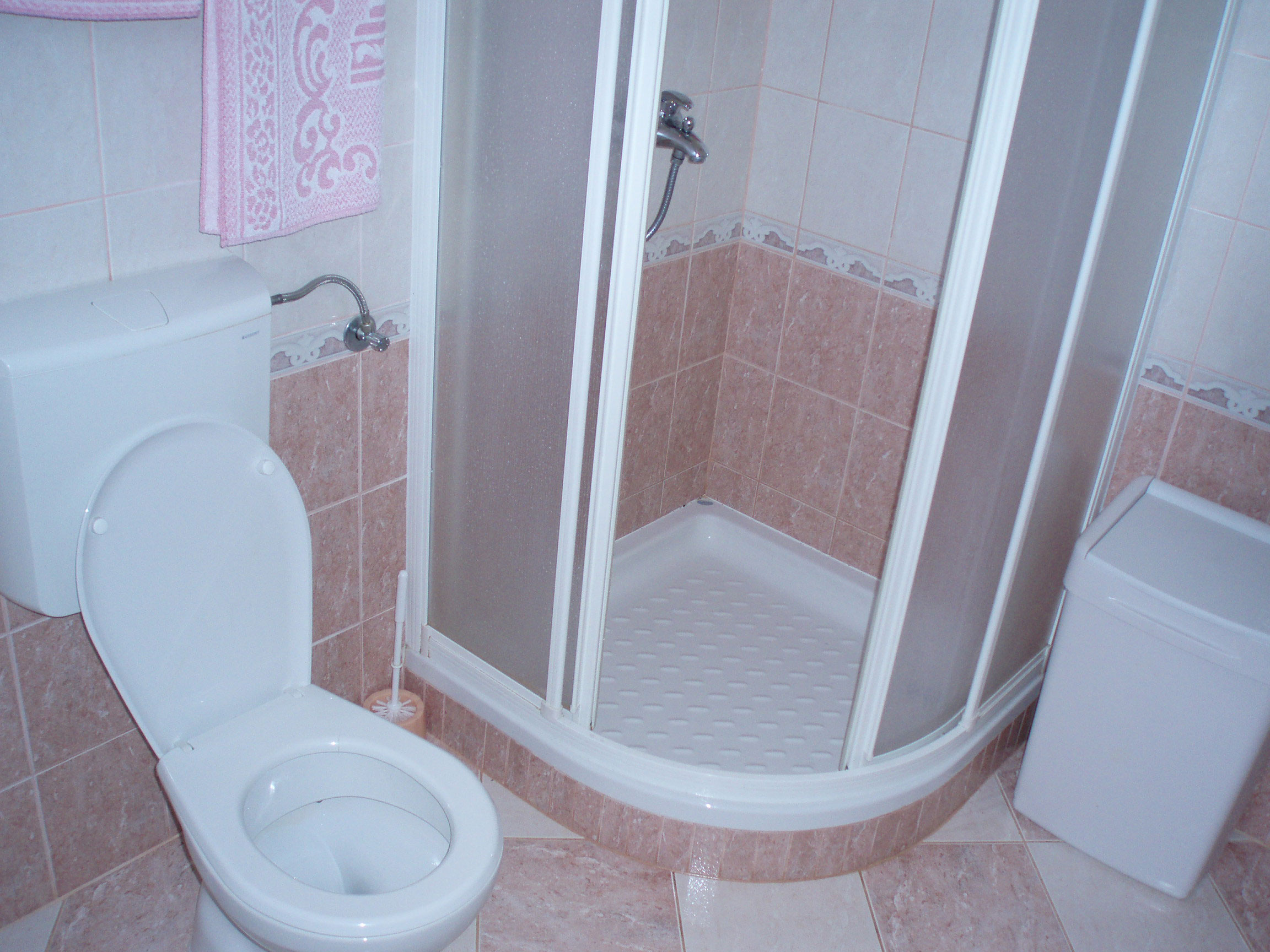 Ремонт маленькой ванной комнаты с душевой кабиной фото