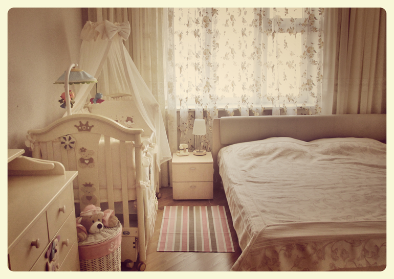 Дизайн маленькой спальни с детской кроваткой