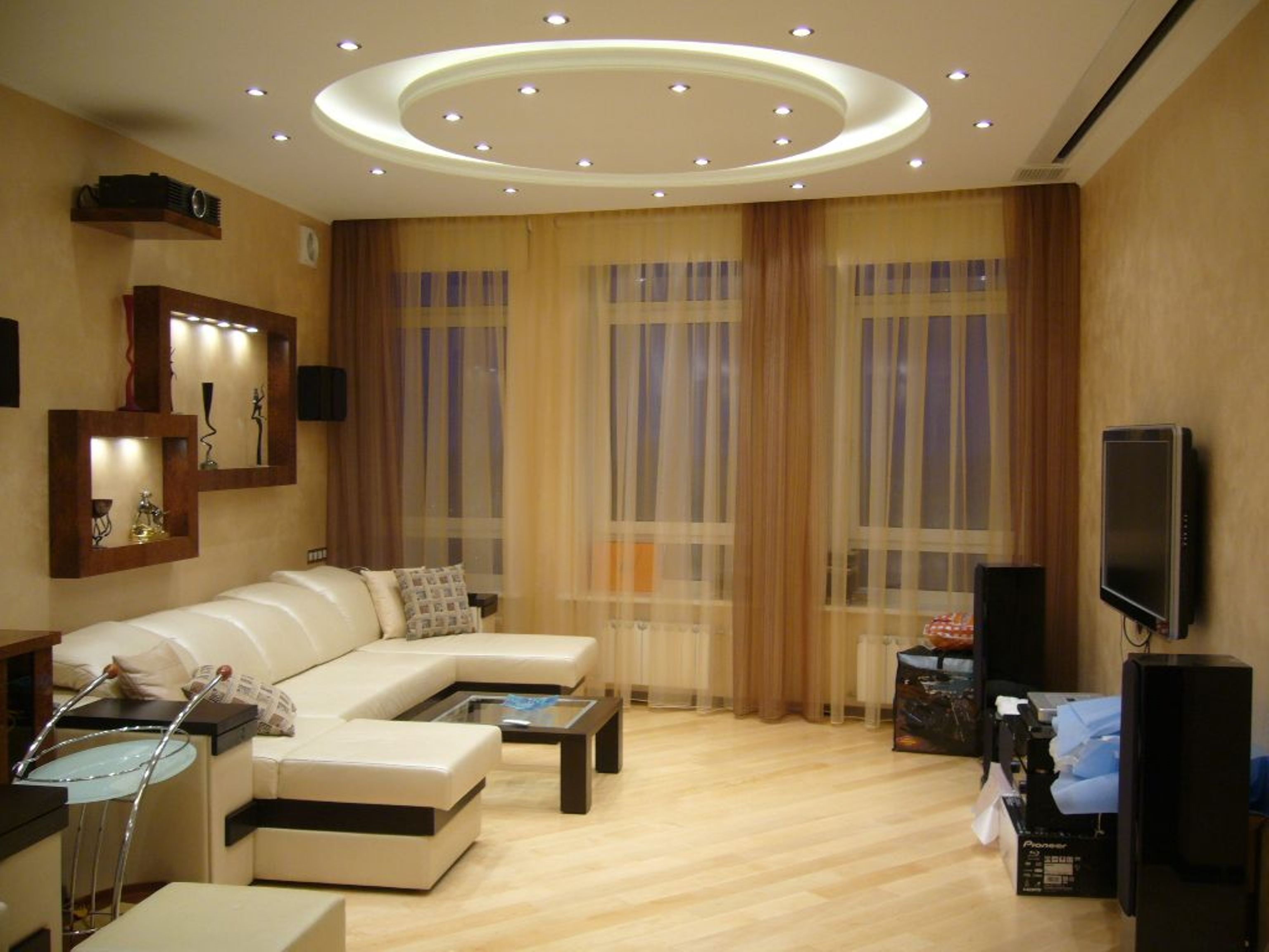Дизайн зала с низким потолком