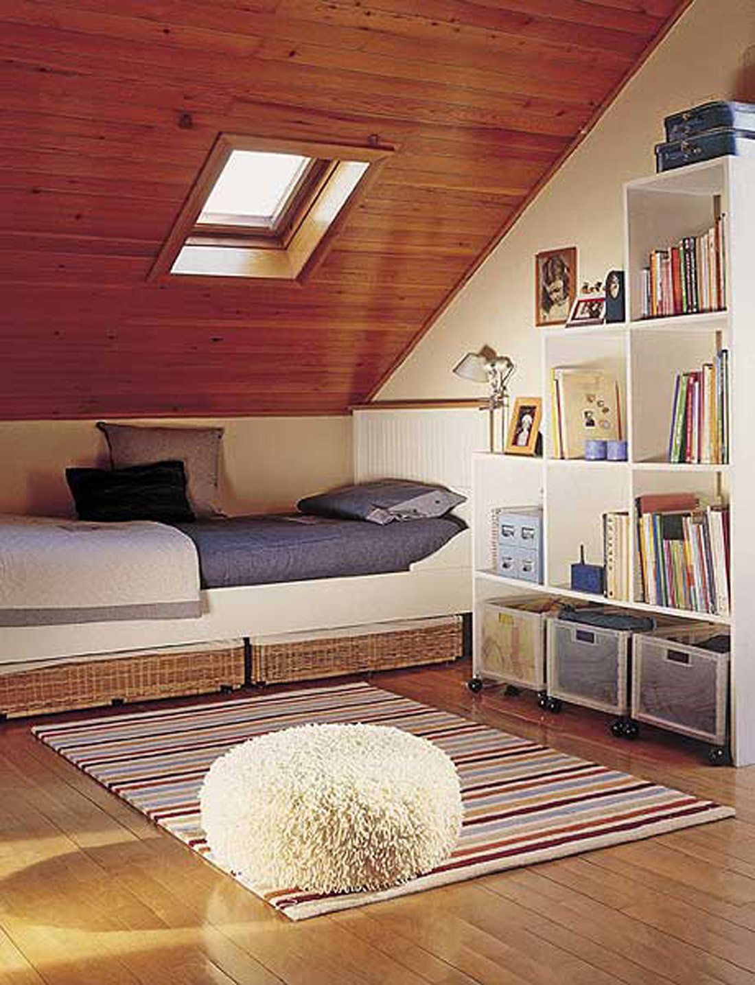 Дизайн комнаты с косой крышей - 80 фото
