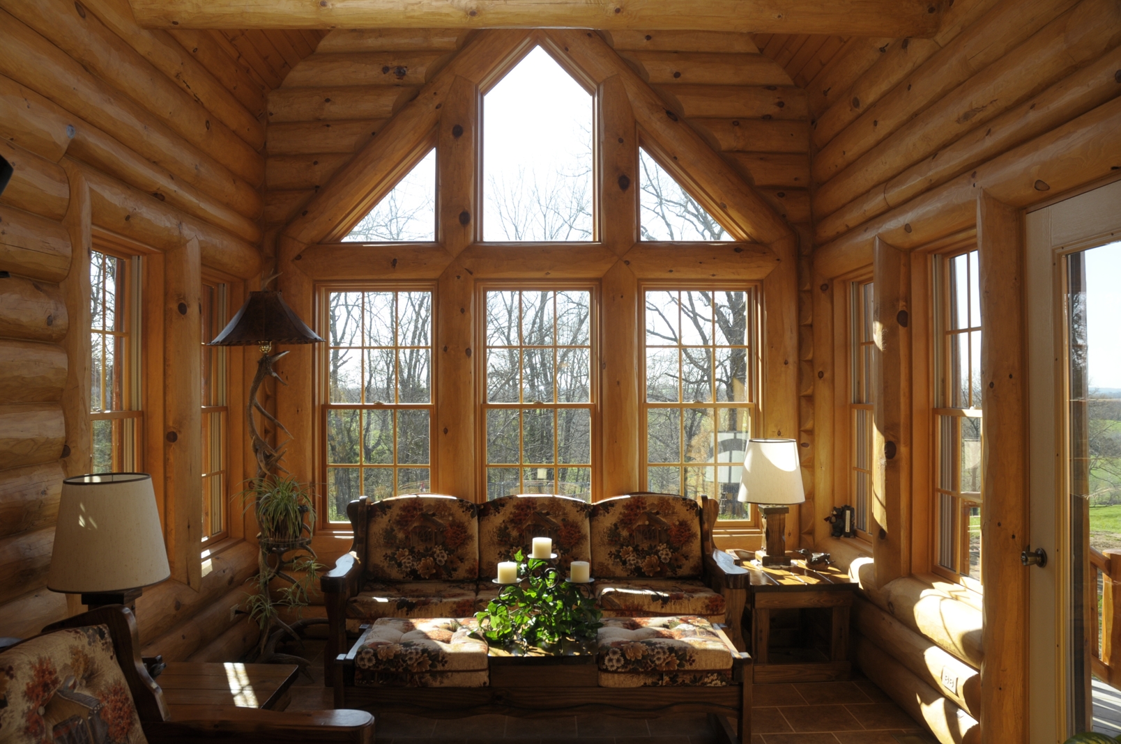 Красивый интерьер дома деревянного дома